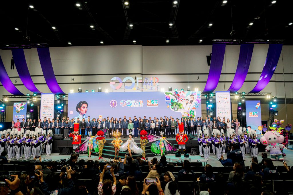 ศูนย์ฯ รับมอบโล่รัฐมนตรีกระทรวงอุดมศึกษาฯ ฉลองความสำเร็จสุดยิ่งใหญ่มหกรรม 