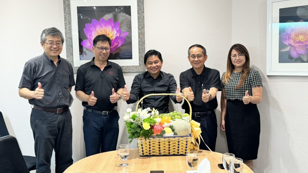 คณะผู้บริหารจากสามศูนย์ความเป็นเลิศฯ ร่วมแสดงความยินดี รองอธิการบดีจุฬาฯ